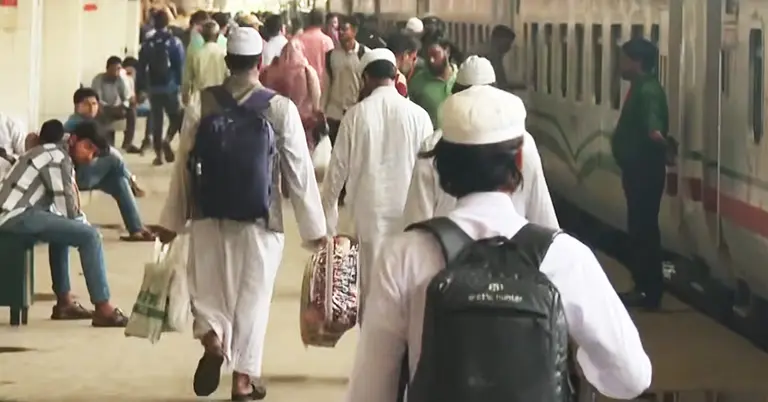 কমলাপুর রেলস্টেশনে যাত্রীদের ভিড়